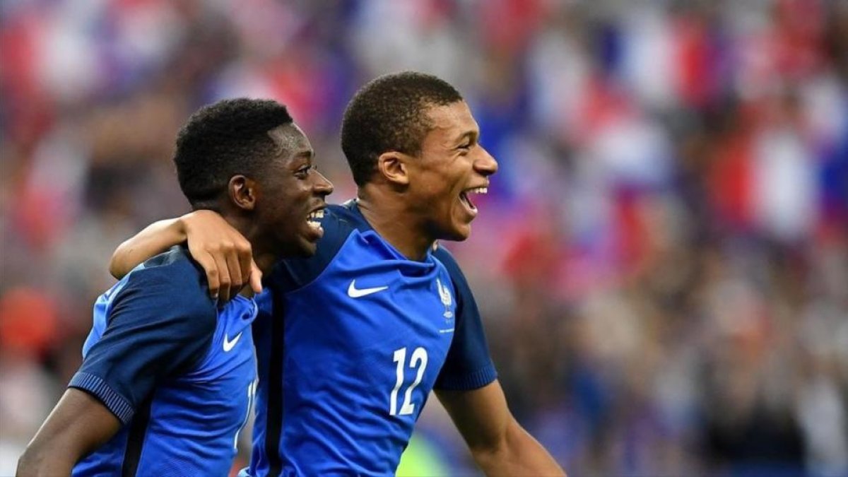 Dembélé, a la izquierda, con la camiseta de Francia-AFP / FRANCK FIFE