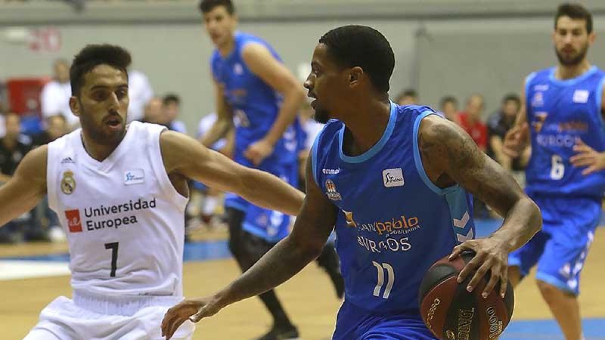 Frazier busca una opción ofensiva frente a Campazzo en el último partido contra el Real Madrid.-RAÚL OCHOA