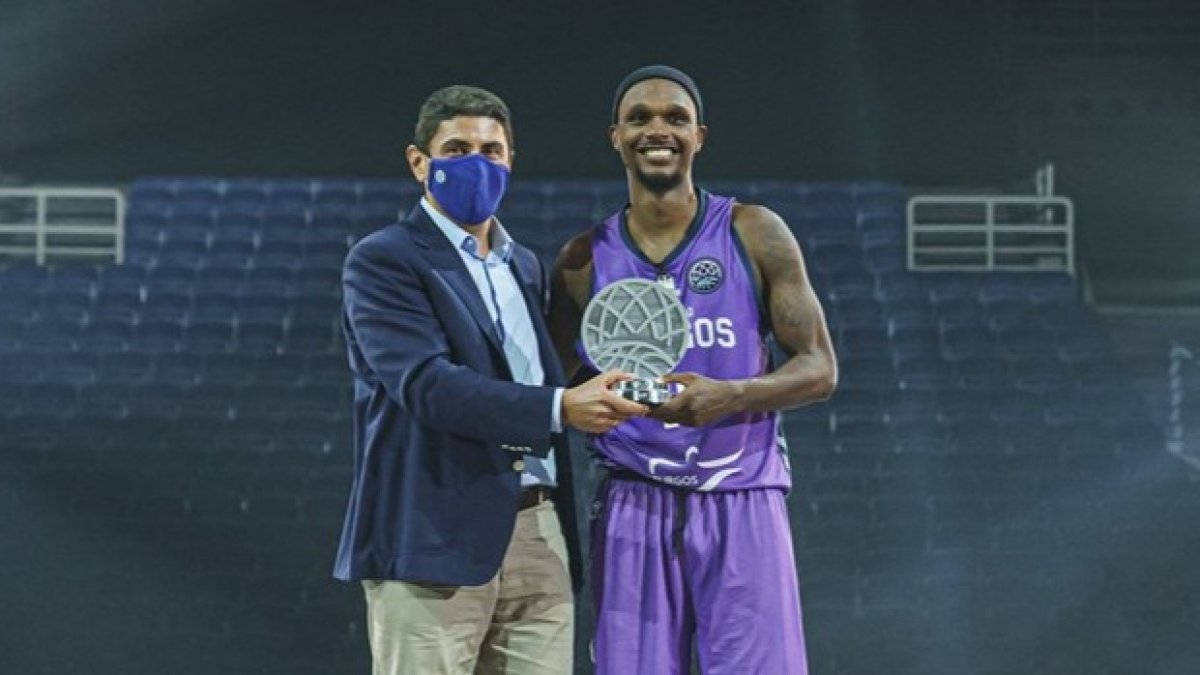 McFadden recibe el galardón. FIBA