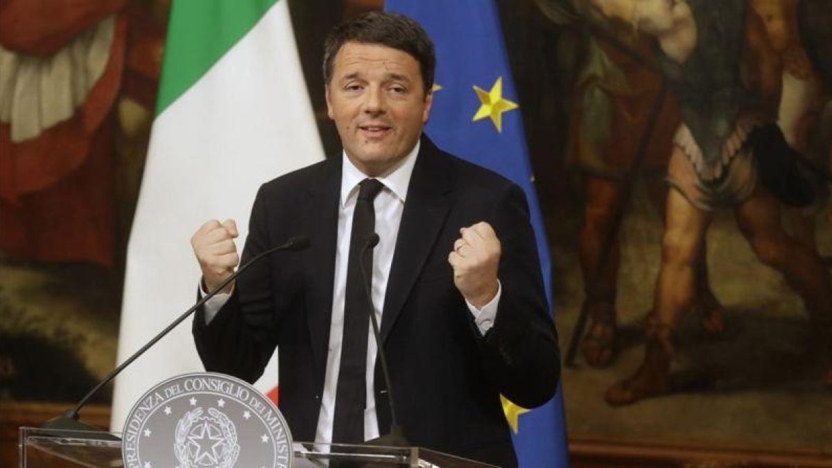 Renzi gesticula durante la rueda de prensa en Palazzo Chigi, la madrugada de ayer, en Roma.-AP / GREGORIO BORGIA