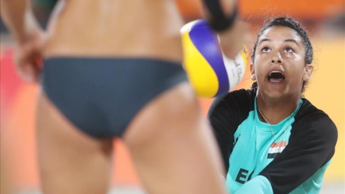 Imagen del partido Egipto-Alemania de voley playa en Copacabana.-AP / DAVID JOSEK