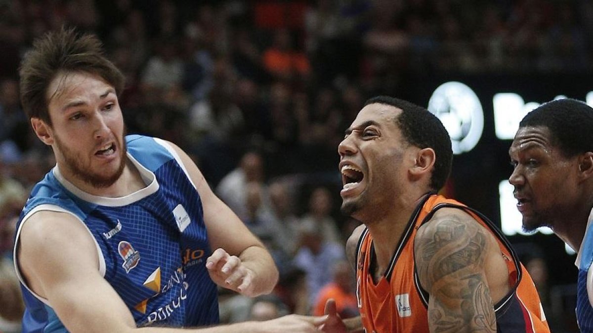 Edu Martínez intenta robar el balón a Green, del Valencia.-ACB PHOTO