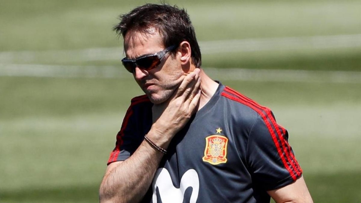 Lopetegui, en un entrenamiento de la selección española en Krasnodar-JAVIER ETXEZARRETA (EFE)