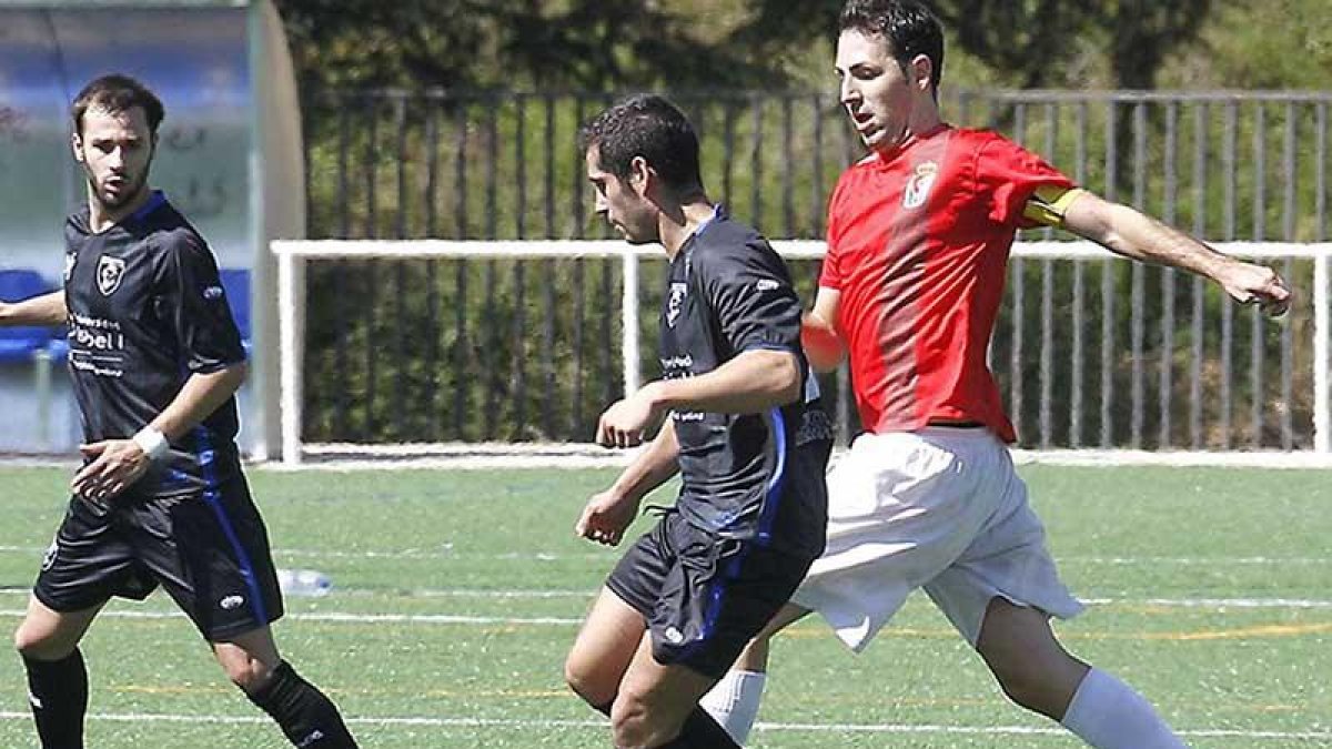 Soto (Isabel I) y Mota (Real Burgos) luchan por un balón en el partido de la primera vuelta.-SANTI OTERO