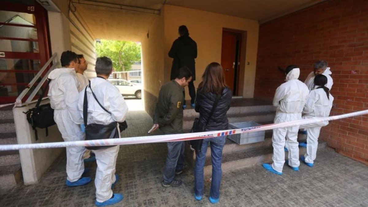 La unidad científica de los Mossos, en el domicilio de El Prat en el que se produjo un doble homicidio, el pasado 28 de abril.-DANNY CAMINAL