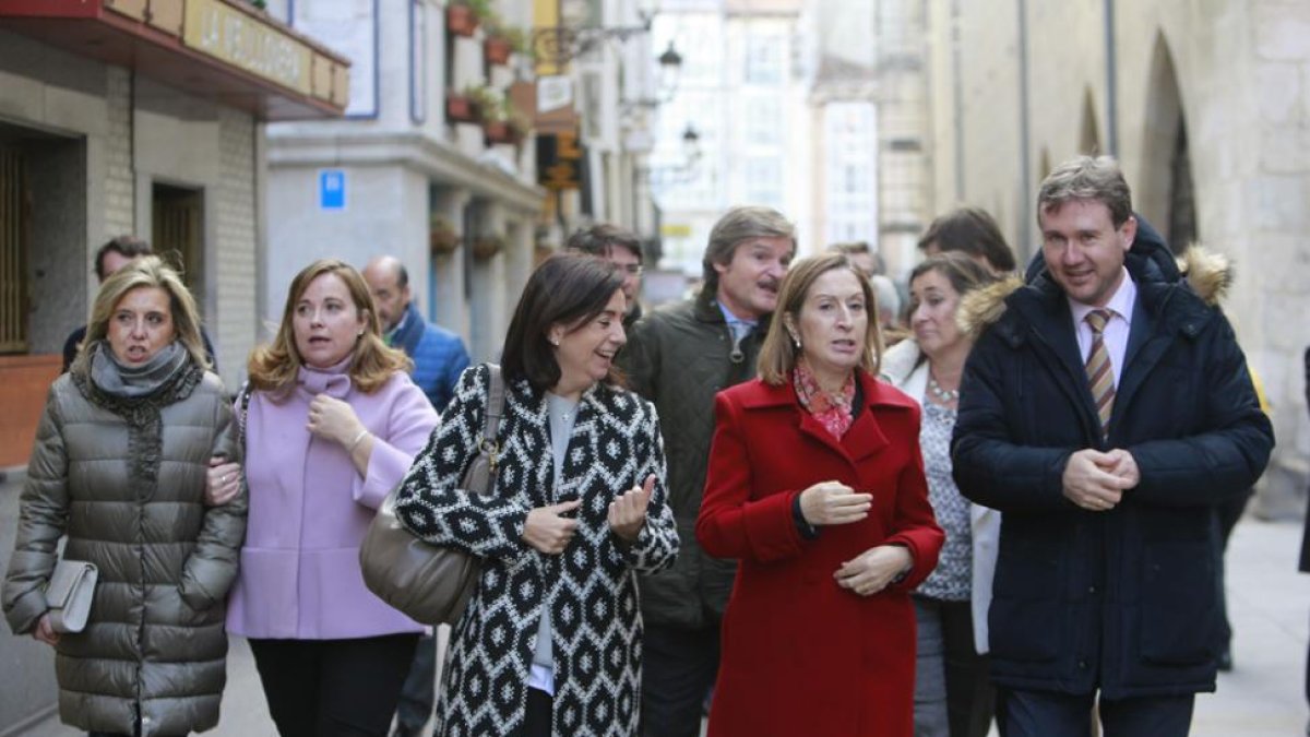 La ministra de Fomento junto a candidatos por Burgos al Congreso y al Senado y el alcalde-RAÚL G. OCHOA