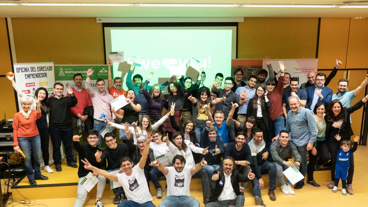Foto de grupo de la IX edición del Startup Weekend Burgos. ECB