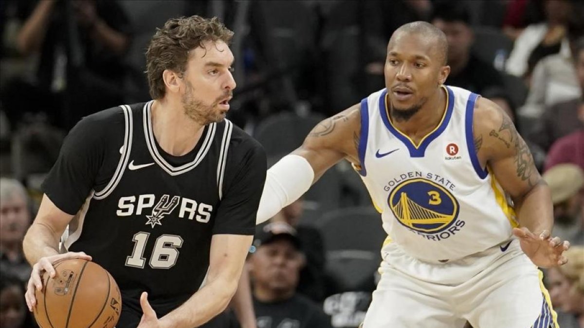 Pau Gasol, en acción, ante David West, en el cuarto partido de la eliminatoria-WILLIAM ABATE (EFE)