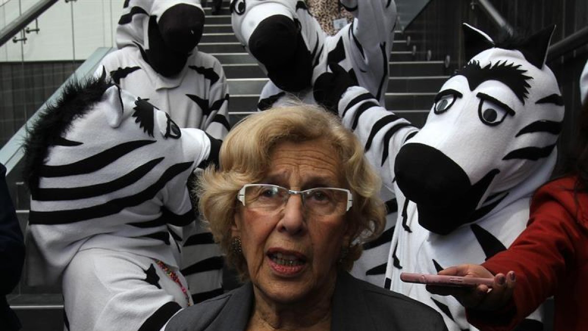 La alcaldesa de Madrid y copresidenta de la Unión de Ciudades Capitales de Iberoamérica (UCCI) Manuela Carmena, junto a funcionarios municipales disfrazados de cebras, durante una campaña de educación en el marco de su visita a Bolivia.-EFE