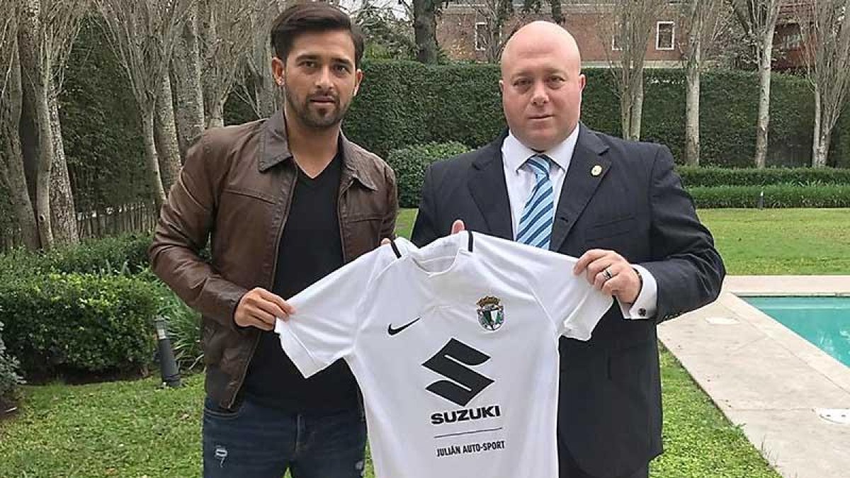 Pisculichi ya posó con la camiseta del Burgos junto al propietario de la SAD, Antonio Caselli.-. TWITTER / @BURGOS_CF