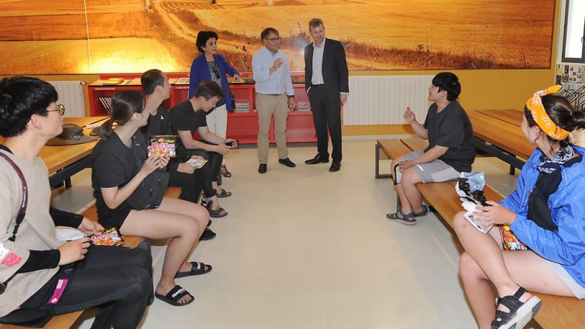Jesús Aguirre, presidente de la Asociación de Amigos del Camino de Santiago, conversa con Lacalle ayer en las instalaciones del albergue.-ISRAEL L. MURILLO