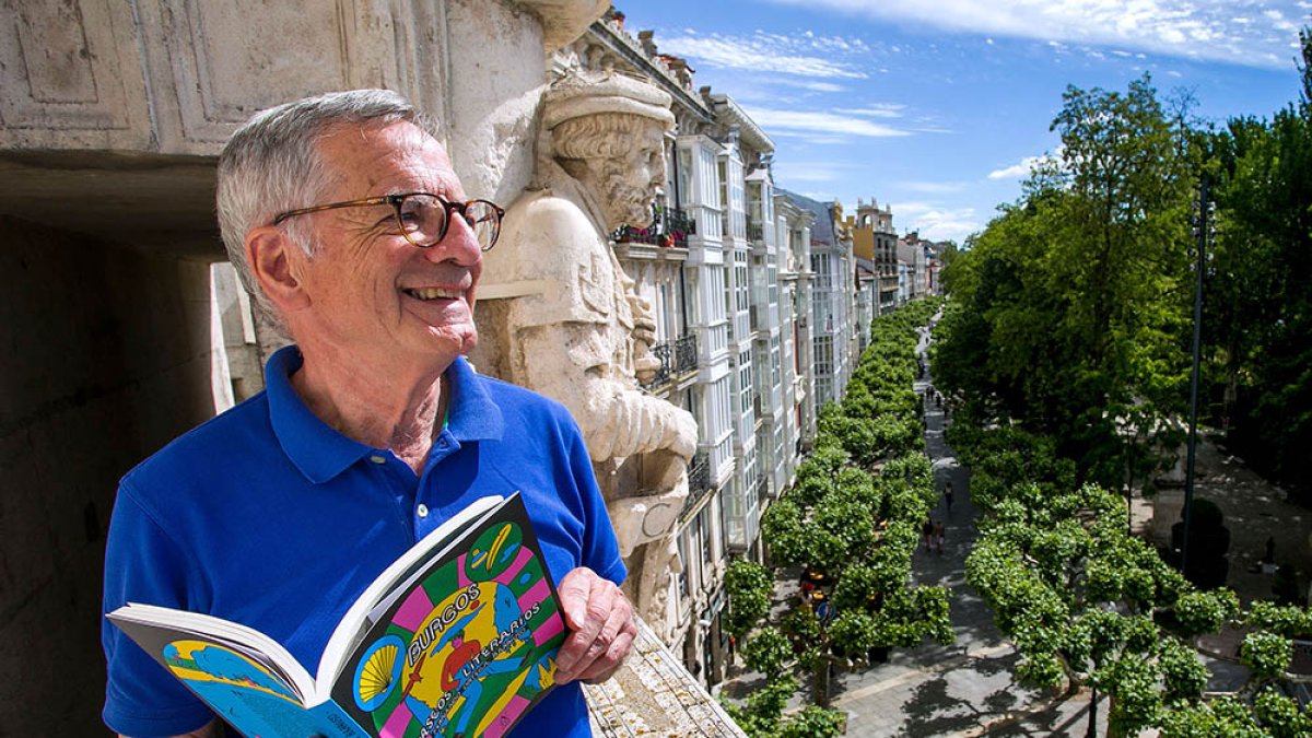 Fernando Ortega Barriuso, con un ejemplar de 'Burgos. Paseos literarios'. TOMÁS ALONSO