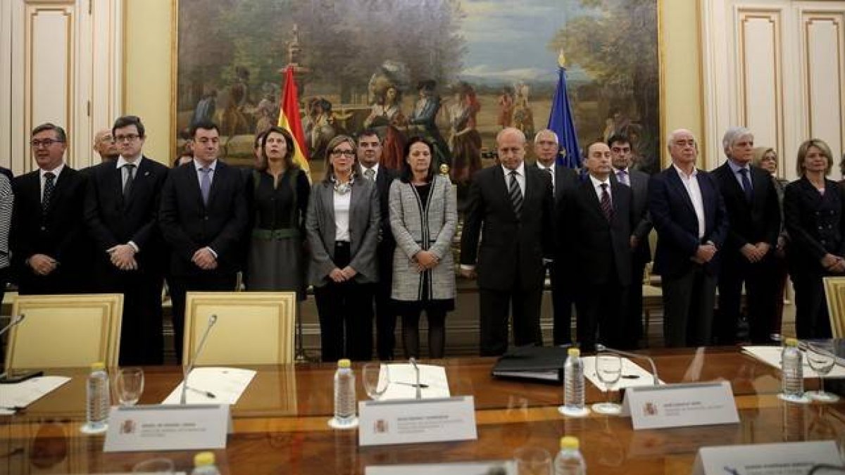 Jose Ignacio Wert, ministro de Educacion, durante el minuto de silencio, antes de la reunion sectorial con consejeros de todas las comunidades autonomas, con motivo de los hechos ocurridos ayer en el instituto.-JOSÉ ,LUIS ROCA