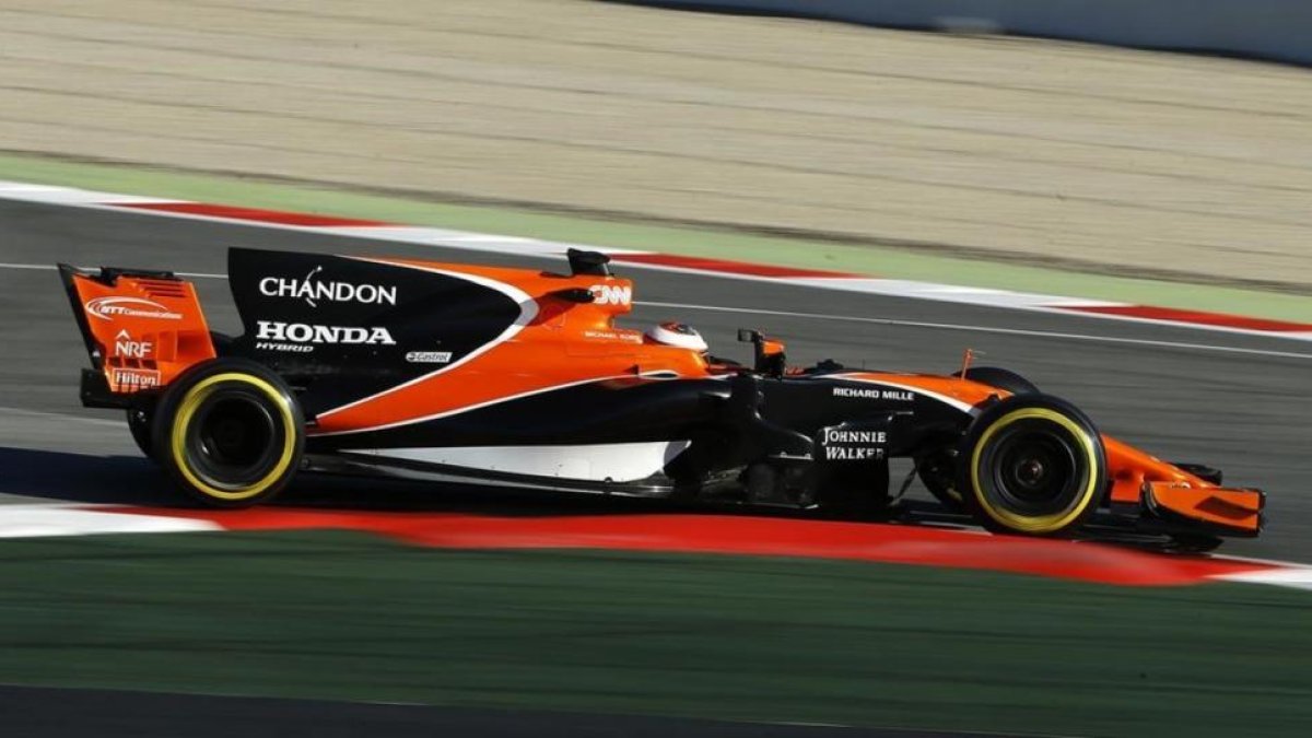 Stoffel Vandoorne vio como su McLaren-Honda volvía a estropearse en el Circuit.-Francisco Seco
