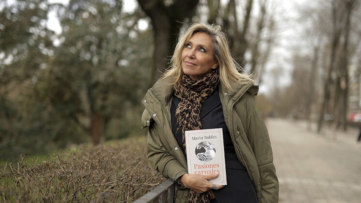 Marta Robles posa con un ejemplar de su última obra, ‘Pasiones carnales’. JAVIER BARBANCHO