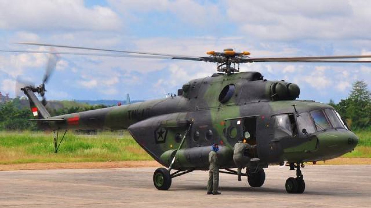 Un helicóptero de los equipos de rescate indonesio.-Foto: AFP / INDRAYADI THAMRIN