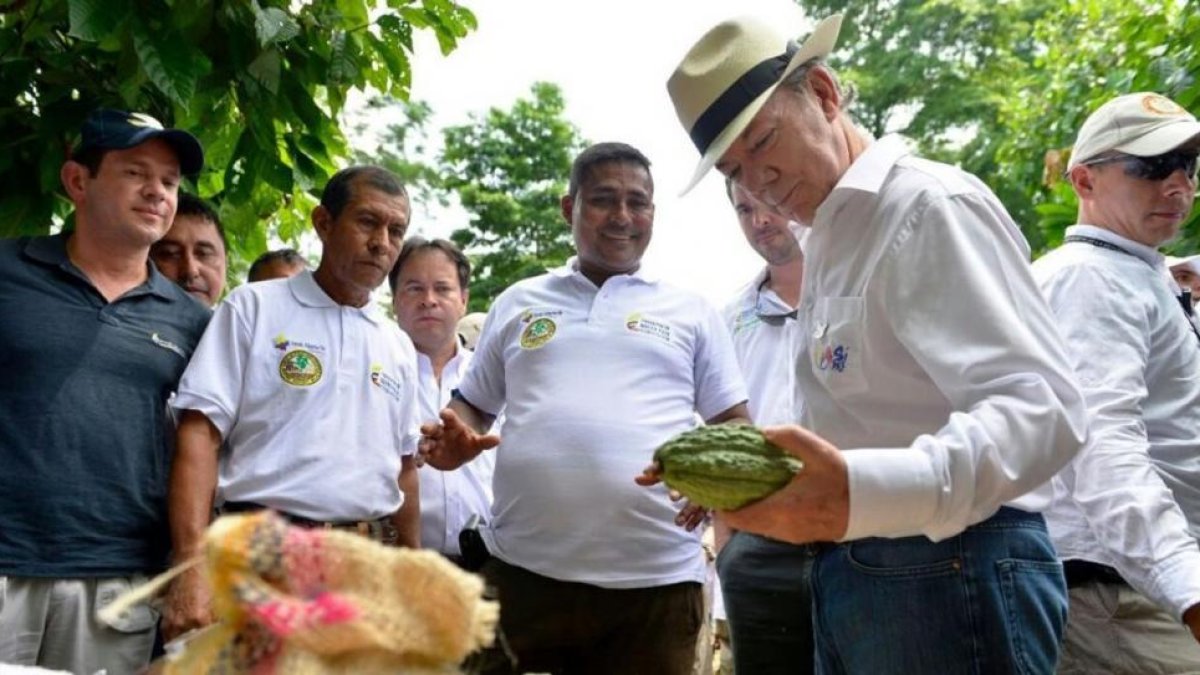 El presidente de Colombia, Juan Manuel Santos (con sombrero) ha pedido a su equipo negociador que 