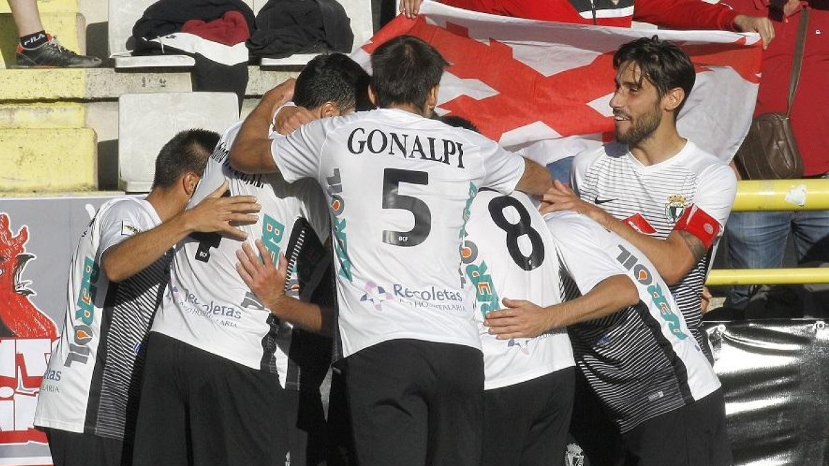 Los jugadores del Burgos CF celebran un gol.-SANTI OTERO