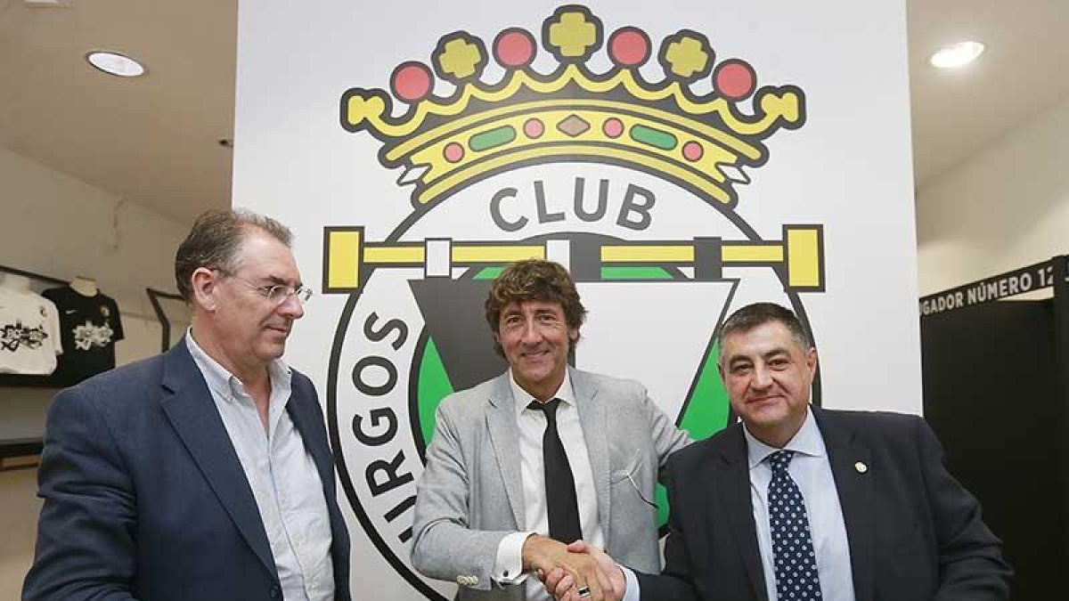 Patxi Salinas, en el centro, da la mano a José Luis García junto a Miguel Ángel Benavente.-RAÚL G. OCHOA