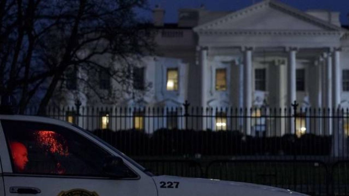 Un coche de policía ante la Casa Blanca.-Foto: BRENDAN SMIALOWSKI