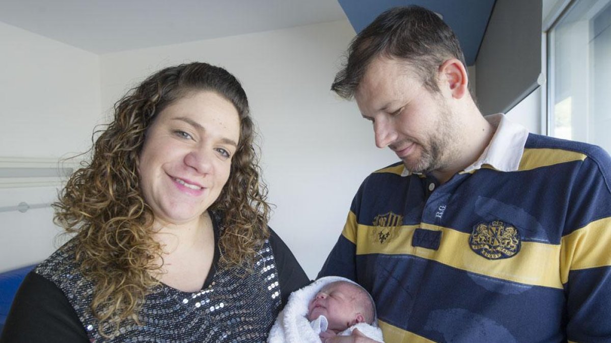 Esther Peñalba y Rubén Galerón con su hijo recién nacido.-ISRAEL L. MURILLO