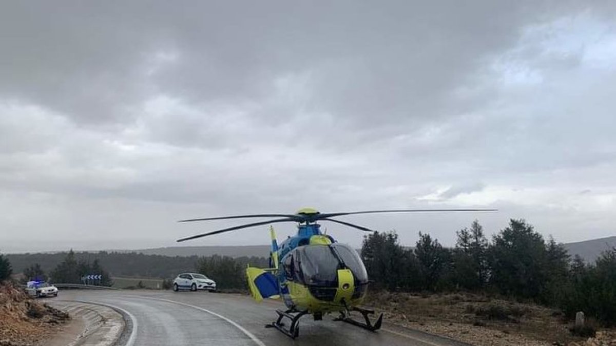 El helicóptero, posado sobre la SO-160 a la espera de subir al motorista herido. BASE HELICÓPTERO BURGOS