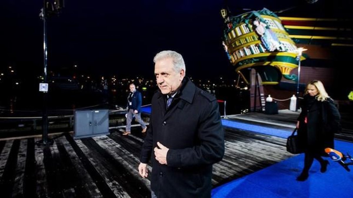 Avramopoulos, a su llegada a la reunión informal de ministros de Interior, en Ámsterdam, este lunes.-AFP / ROBIN VAN LONKHUIJSEN