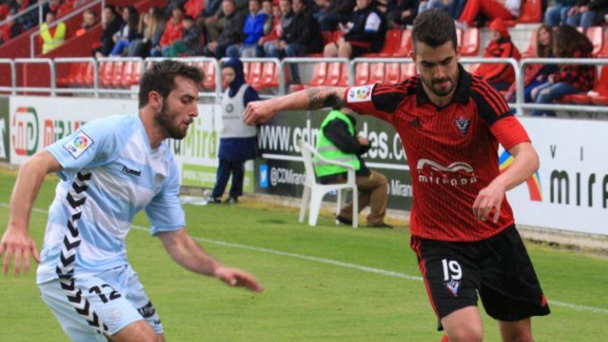Alain Oyarzun se dispone a realizar un centro al área durenta el partido de ayer ante el Llagostera.-ALFONSO G. MARDONES