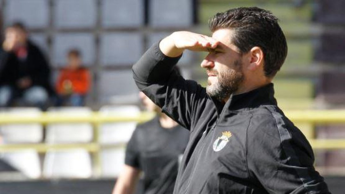 Fernando Estévez durante el choque ante el Atlético B.-SANTI OTERO