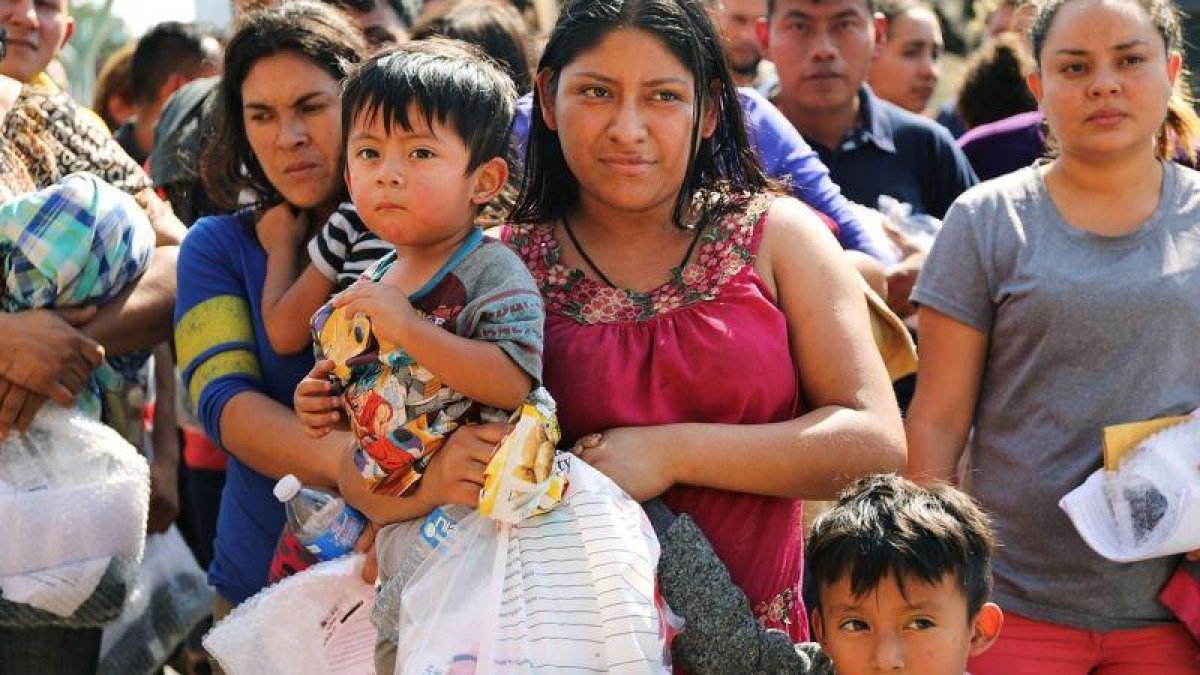 En Guatemala, la segunda caravana de emigrantes hondureños que atraviesa ese país retomó hoy su recorrido hacia Guastatoya desde Zacapa, con el objetivo de llegar a Estados Unidos como destino final.-GETTY IMAGES NORTH AMERICA