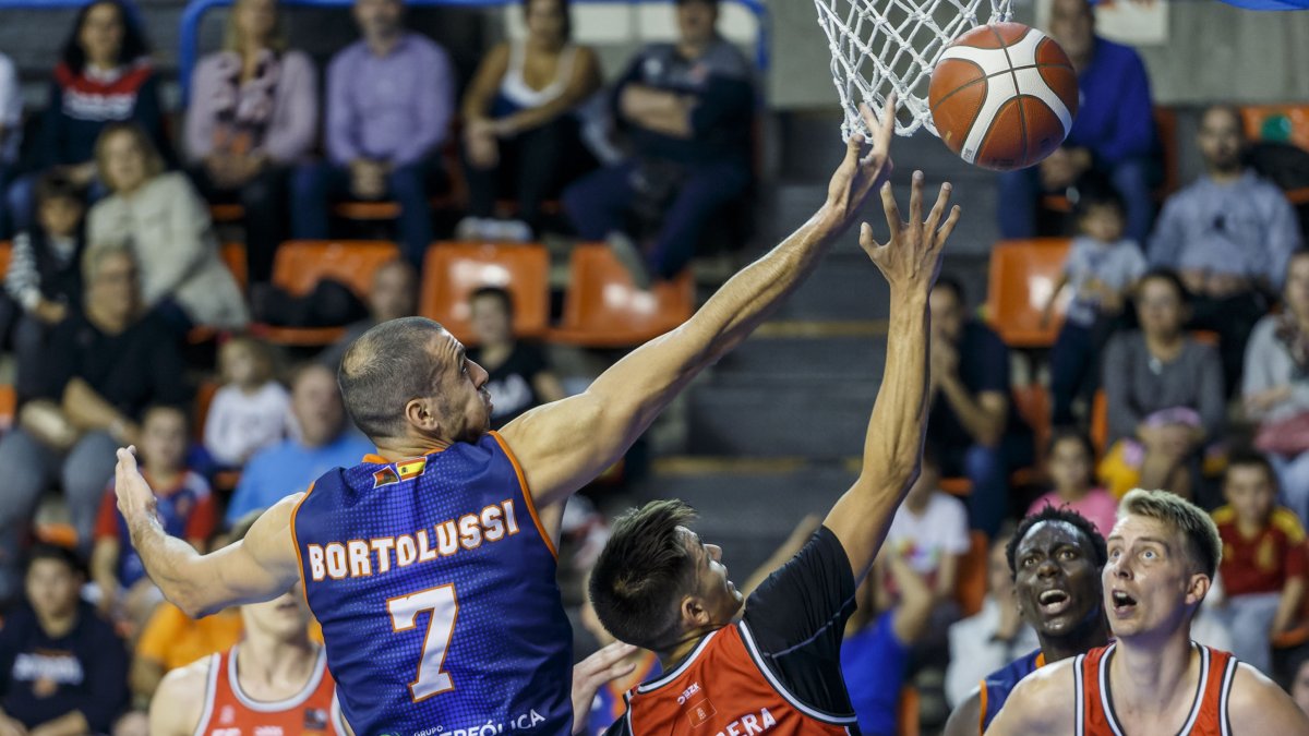 Bortolussi, durante el partido del Tizona ante Navarra jugado en El Plantío. SANTI OTERO
