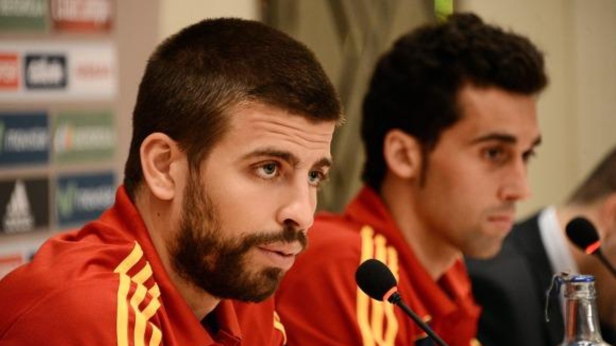 Pique y Arbeloa en una rueda de prensa con la selección española-AGENCIAS