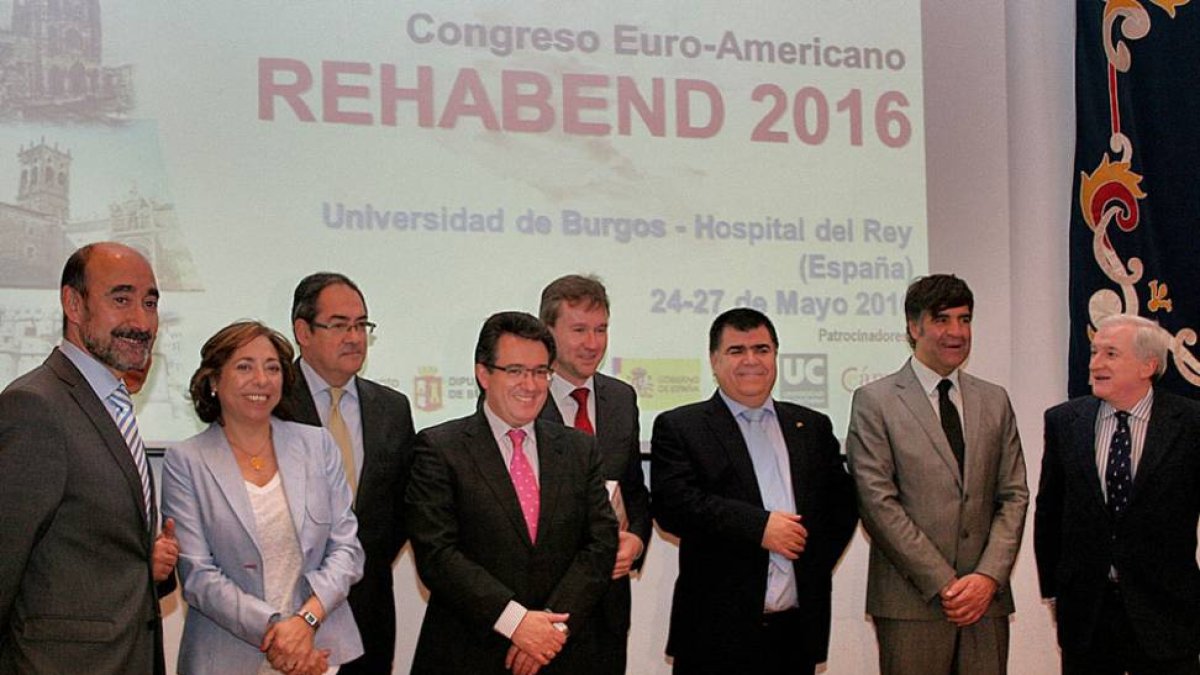 Los organizadores con las autoridades en la presentación del congreso.-ECB