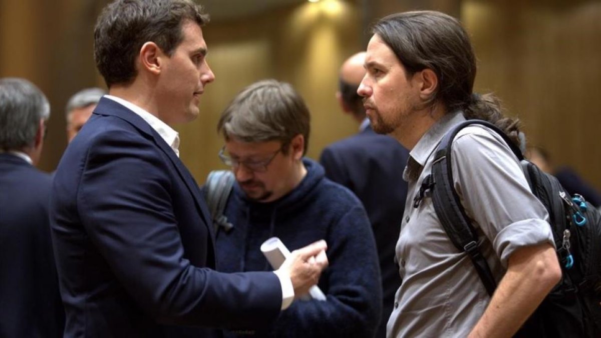 Albert Rivera y Pablo Iglesias conversan en el Congreso.-DAVID CASTRO