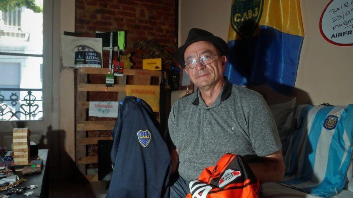 Luis Ramon Gomez Soto posa para Efe con las camisetas del Boca Juniors y del River Plate en Buenos Aires Argentina. Soy hincha de los dos clubes.-JUAN IGNACIO RONCORONI (EFE)