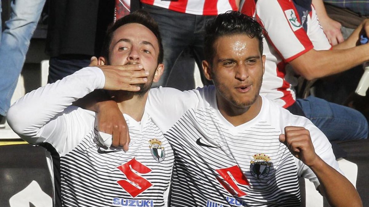 Carlos Álvarez celebra el gol que dio la victoria al Burgos CF ante el UD Logroñés.-SANTI OTERO
