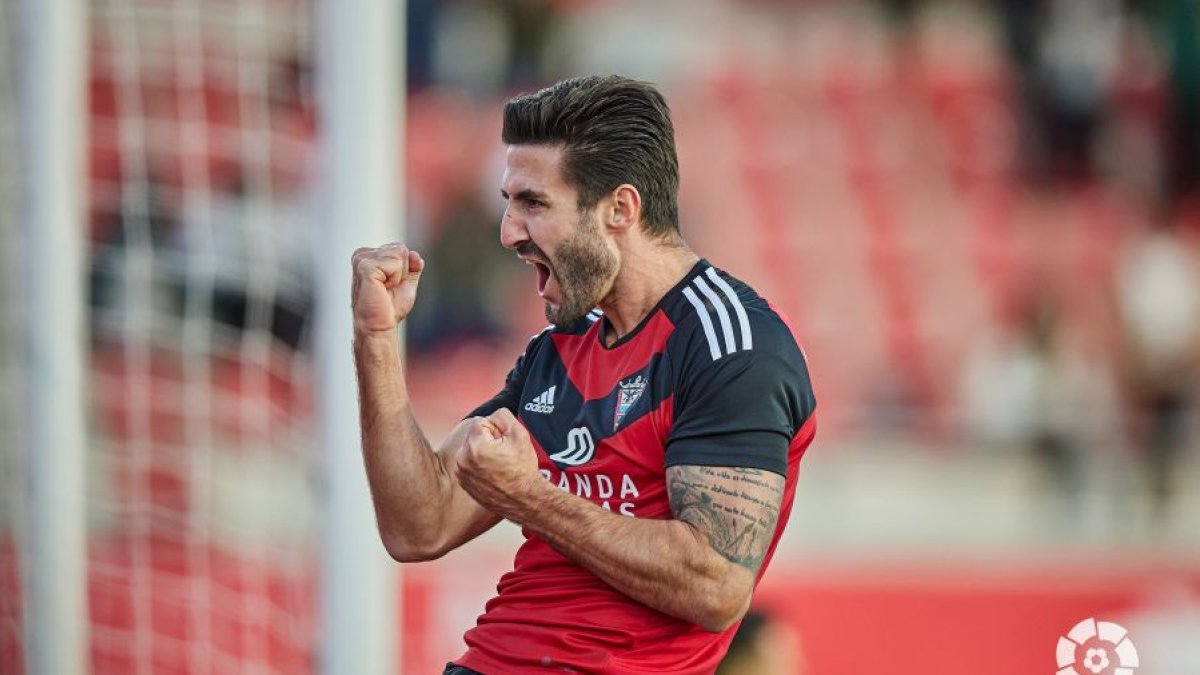 Raúl Navas celebra el segundo tanto del partido. LALIGA