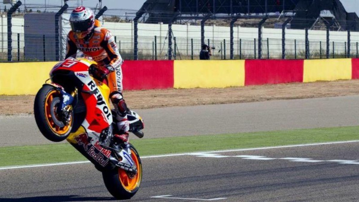 Marc Márquez cruza primero la meta del Gran Premio de Motorland Aragón.-EFE / JAVIER CEBOLLADA