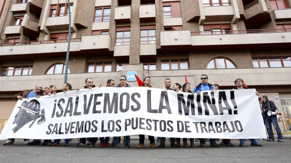 Los trabajadores de la Hullera Vasco Leonesa se concentran frente a la sede del PP de la capital leonesa-Ical