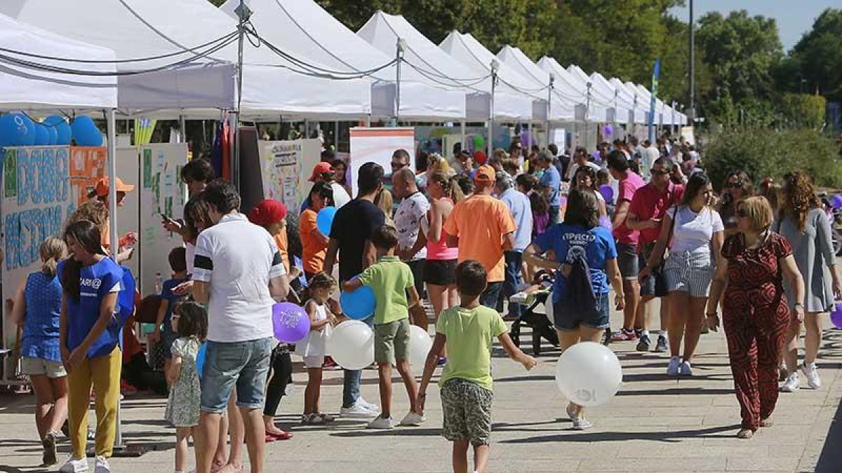Momento de una Feria de Participación Ciudadana en la que participan decenas de entidades y asociaciones. ECB