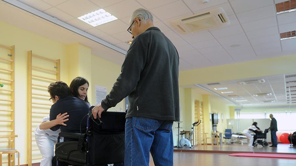 Una paciente trabaja su movilidad con una profesional del Creer.-ISRAEL L. MURILLO