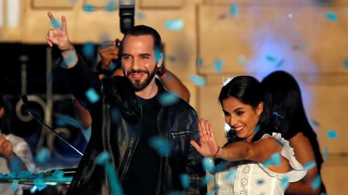 Bukele junto a su mujer Gabriela celebra la victoria electoral.-REUTERS / JOSÉ CABEZAS