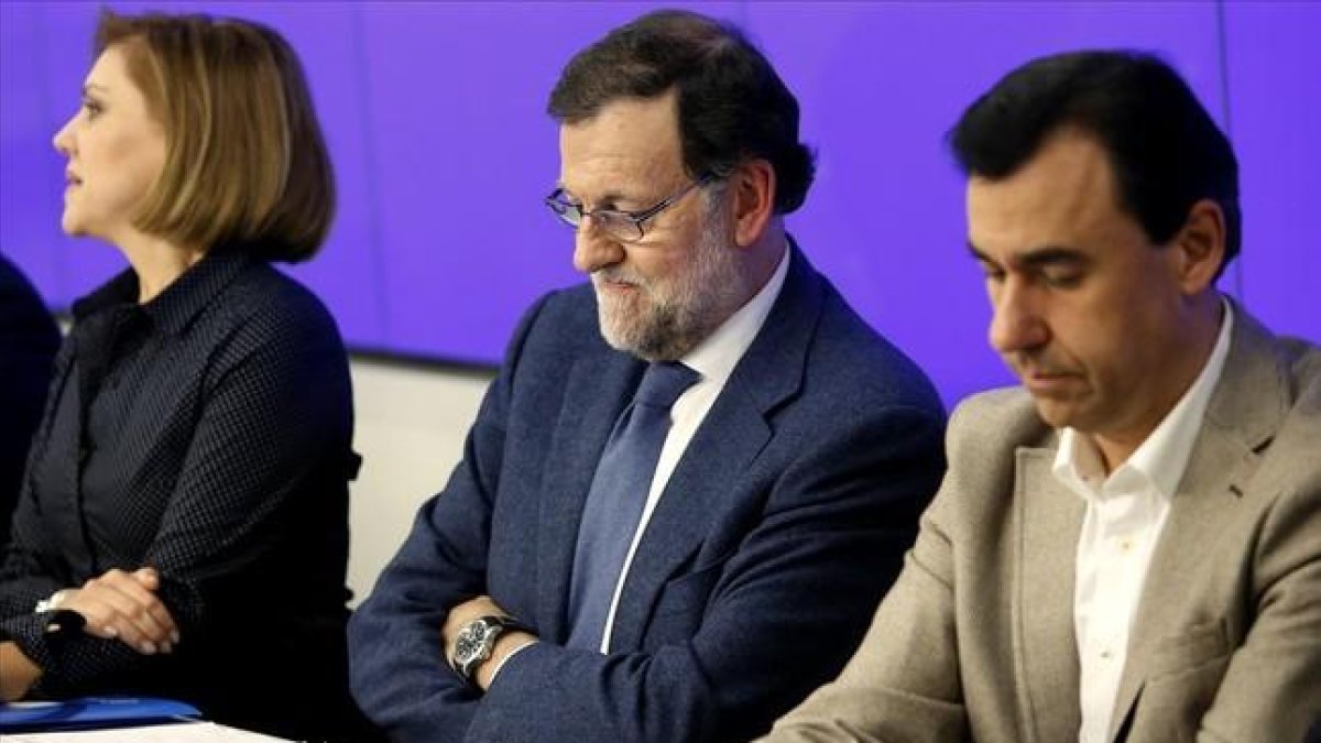 El presidente del PP, Mariano Rajoy, junto a Dolores de Cospedal y Fernando Maíllo en una reciente reunión del PP.-JUAN MANUEL PRATS