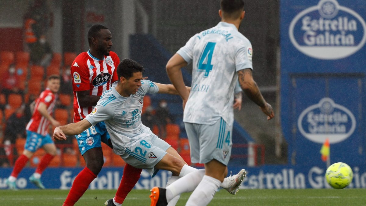 Meseguer mueve la pelota. TWITTER / @CDMIRANDES / LALIGA