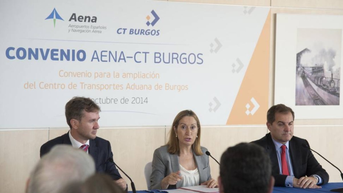 La ministra de Fomento, Ana Pastor, firma con el alcalde de Burgos, Javier Lacalle, un convenio mediante el cual se posibilita la ampliación del Centro Logístico de la ciudad en 200.000 metros cuadrados-Ical