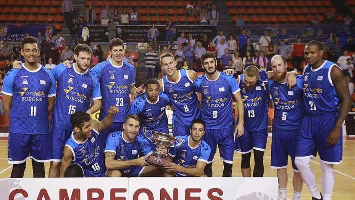 La plantilla del San Pablo Burgos posa con el trofeo conquistado ayer en El Plantío.-RAÚL OCHOA