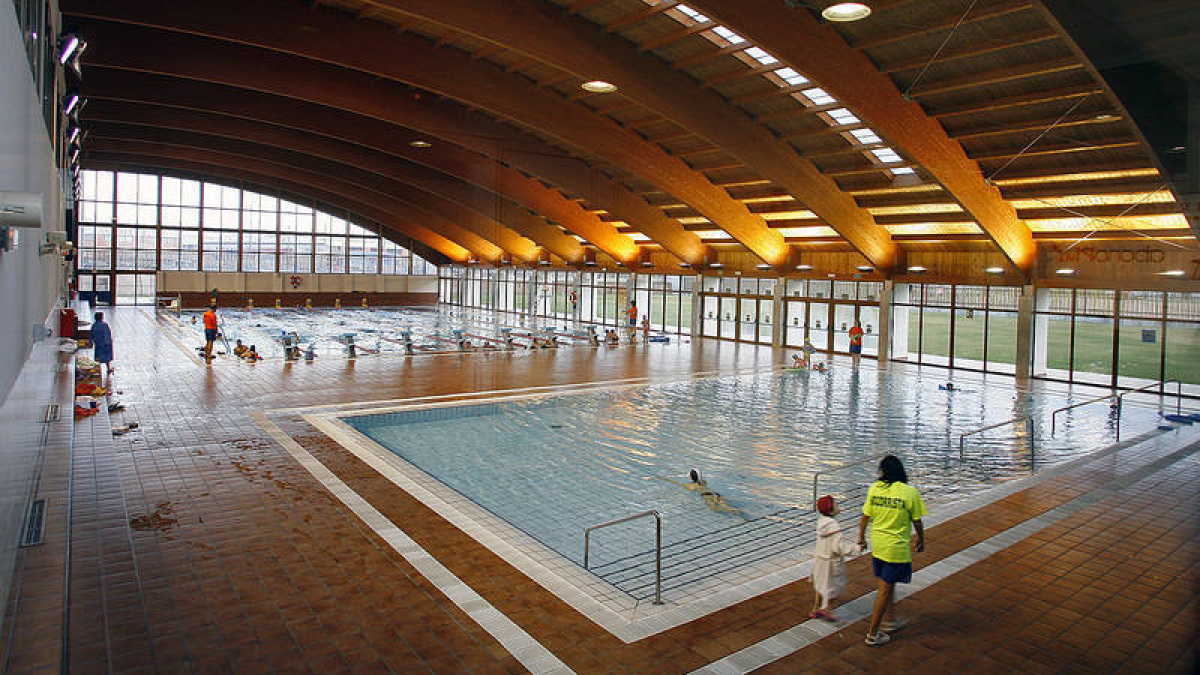 Vista de la piscina de Caspiscol, uno de los escenarios de los cursos estivales de natación.