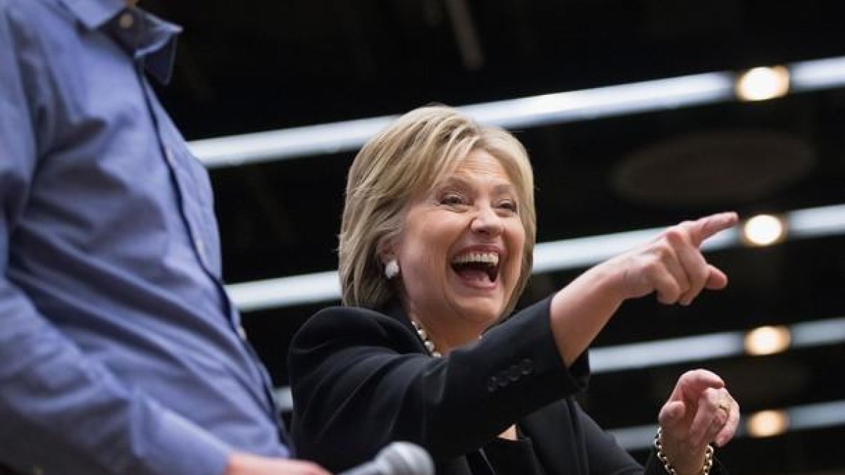 La candidata demócrata Hillary Clinton saluda al público en el segundo debate de los candidatos demócratas.-AFP / SCOTT OLSON