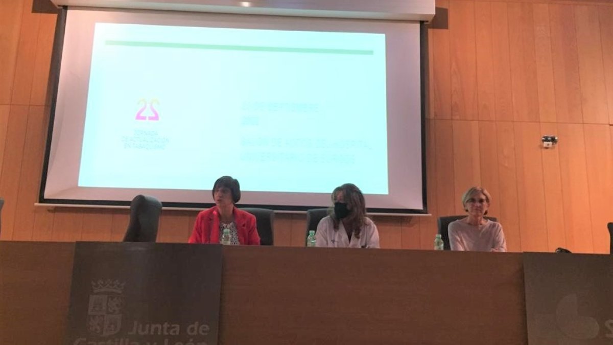 Sesión de inauguración de la jornada; de izda a dcha: Dra. Lourdes Lázaro, responsable de la Unidad de Tabaquismo, Ana Lucía Fernández Eroles, gerente del HUBU y la Dra. Ana Pueyo, especialista en Neumología. ECB