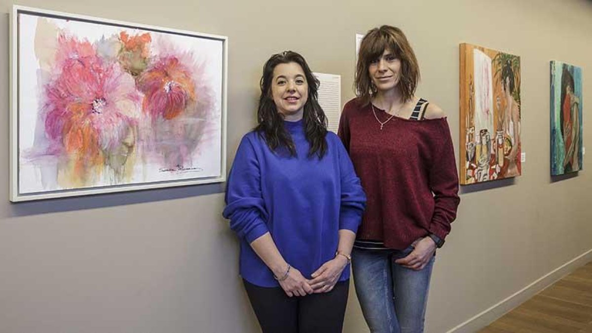 Las pintoras burgalesas Sonia Rocano (i.) y Marta Tapia, junto a sus respectivas obras en la planta superior del Arco de Santa María.-Santi Otero